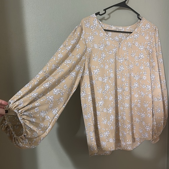 Floral Boutique Top - Picture 2 of 6